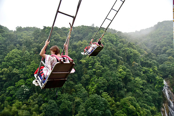 高空秋千,整个人荡在几百米的高空中,惊险又刺激.ic 资料图
