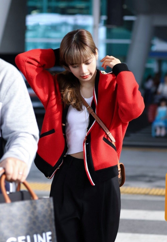 22岁lisa这身材罕见红色外套内搭白t恤少女感爆棚