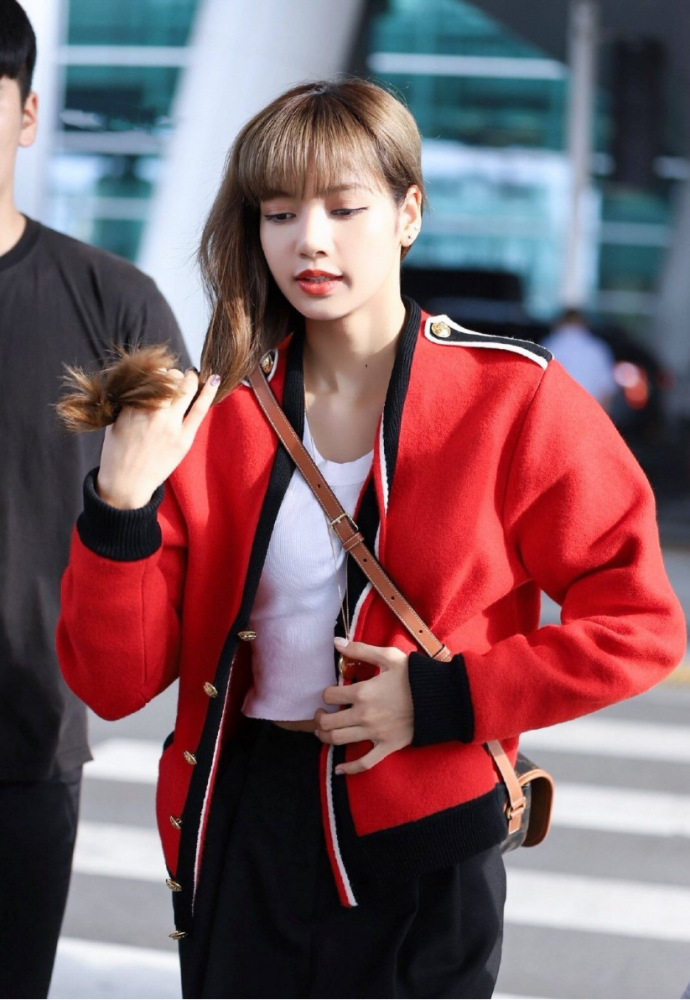 22岁lisa这身材罕见,红色外套内搭白t恤,少女感爆棚