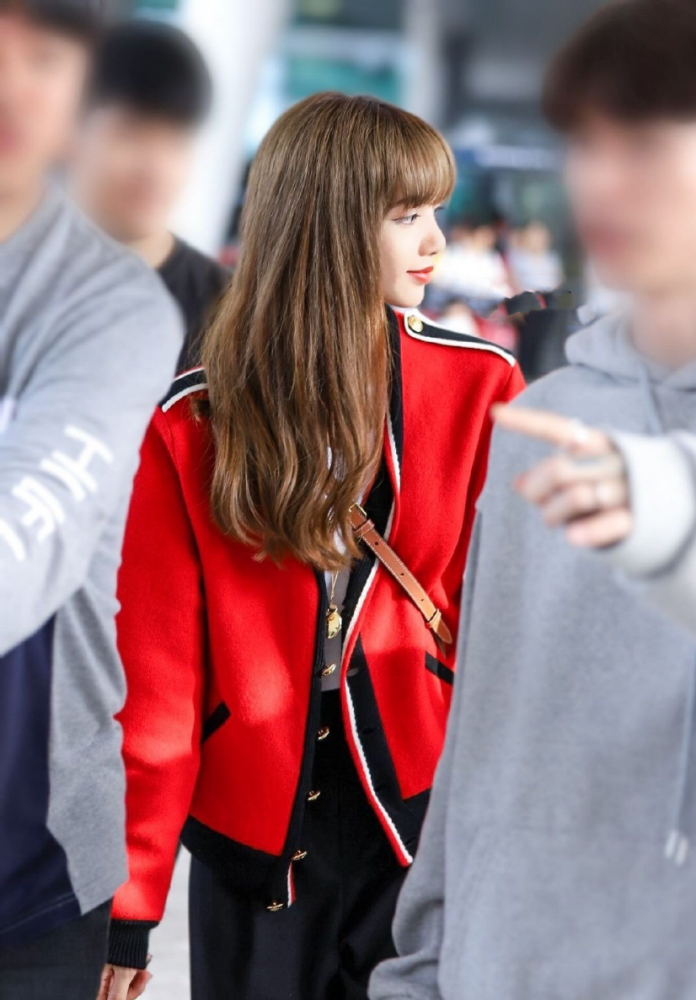 22岁lisa这身材罕见红色外套内搭白t恤少女感爆棚