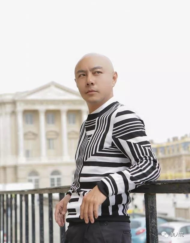 张卫健美照曝光,穿搭帅气又不失清新优雅
