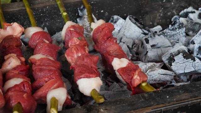 伊朗的烤骆驼肉串一串就有半斤重烤好后太香比烤羊肉好吃