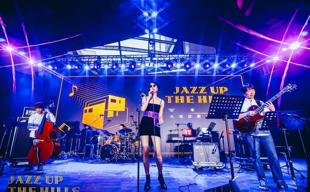 裙子很短,紫色的腰带绑得也很高,这就显得susie的腿更长了,堪称是魔鬼