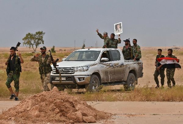 首次进驻库尔德人最大城市拉卡】今天我们邀请到的两位军事评论员分别