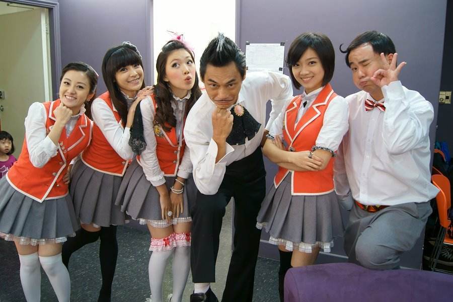 还记得《萌学园》的大甜甜老师吗?剧中嫌她土,剧外摘掉眼镜美到不敢认