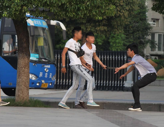初中生放学约架,爱说这3句经典的"黑话",第3句不战而胜