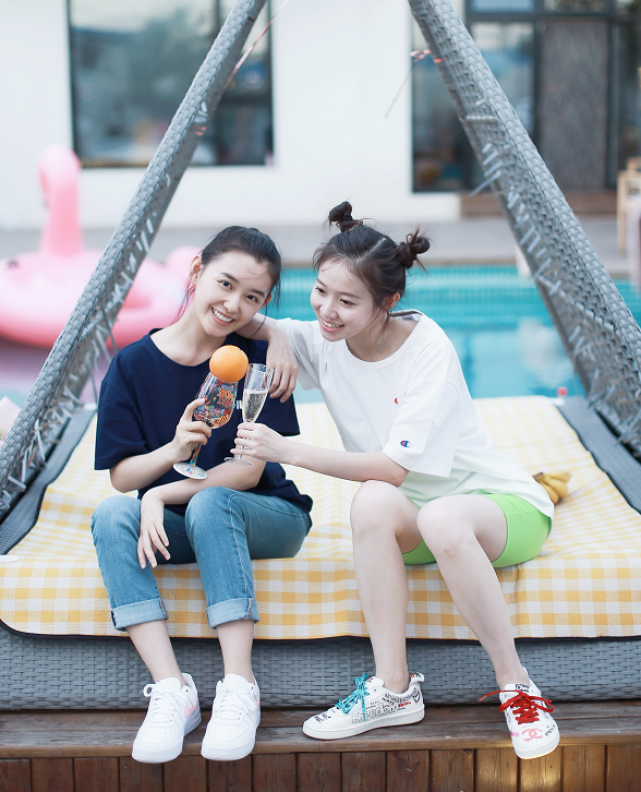 蒋依依与姐姐一起拍照,当看清姐姐站直的腿,不出道真是可惜了