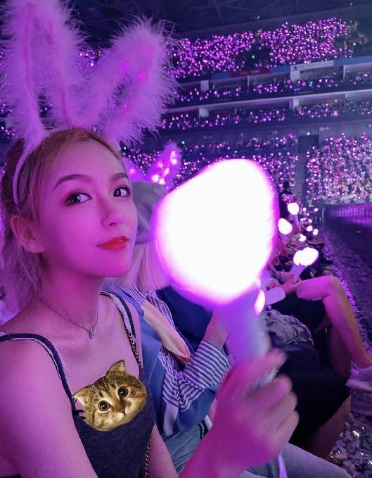 rita独自一人观看周杰伦演唱会衣服上的猫头亮了网友我酸了