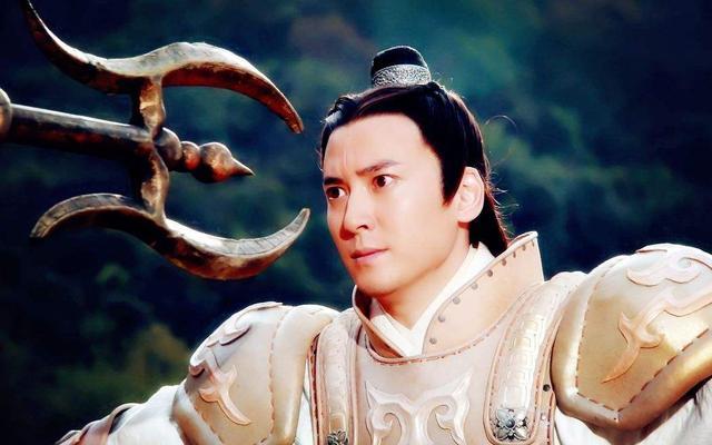 杨蛟和自己的父亲为了保护母亲或妻子,都奋力与整个天庭的天兵天将们