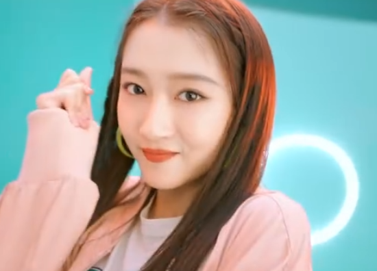 关晓彤大胆尝试7cm短裤,当她坐在滑板上时,这才是真实腿围!