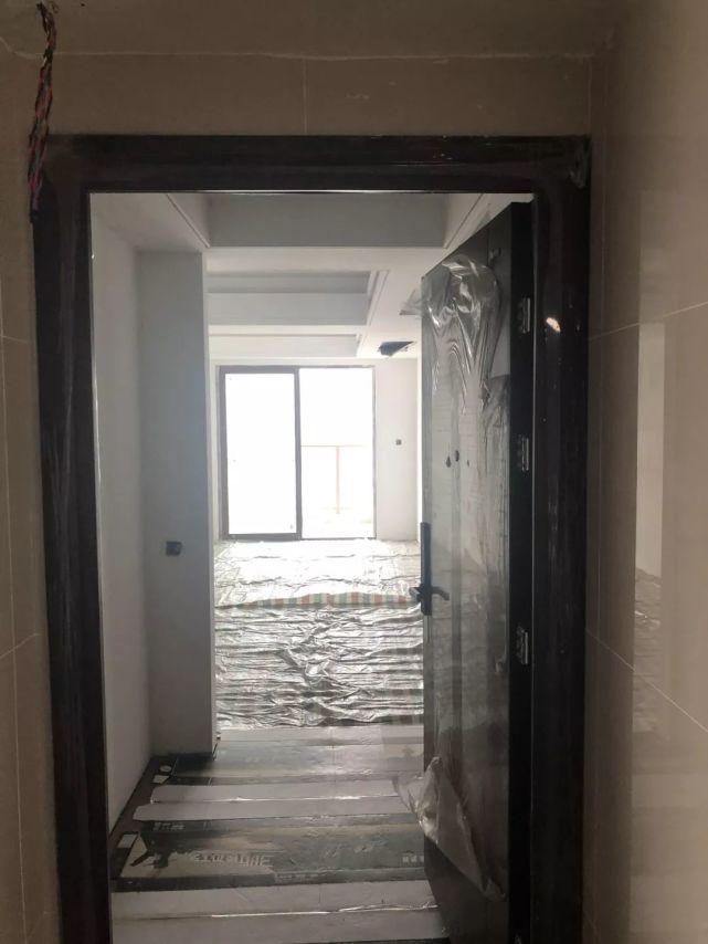 图片较多,右滑查看玄关:玄关部分分隔明显,强弱电箱设置在入户门左手