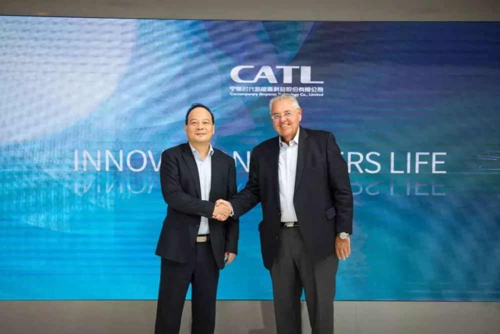 左:宁德时代董事长曾毓群右:vwco总裁及ceo antonio roberto cortes