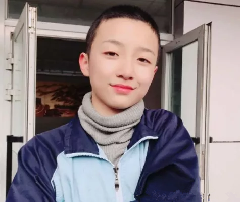 可以看得出当时的艾比也是一个颜值很高的男生,而且如果放在学校的话