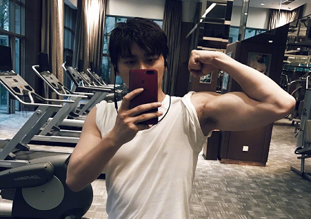 许多粉丝都表示李易峰的臂力超级可以了,是一位超级自律的男艺人,还