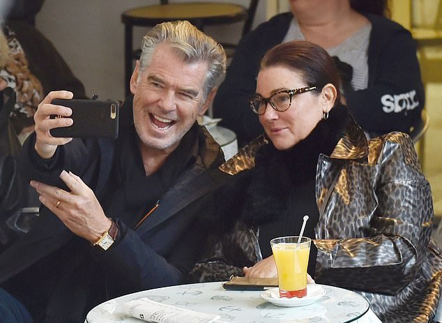 66岁布鲁斯南与胖妻街头热吻,各种自拍,恩爱到停不下来_腾讯新闻