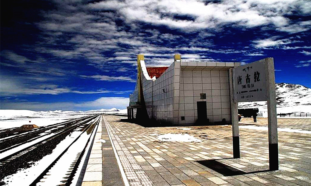 不过唐古拉站仍然建设得有值守室,里面包括卫星遥控的通讯室,控制台室