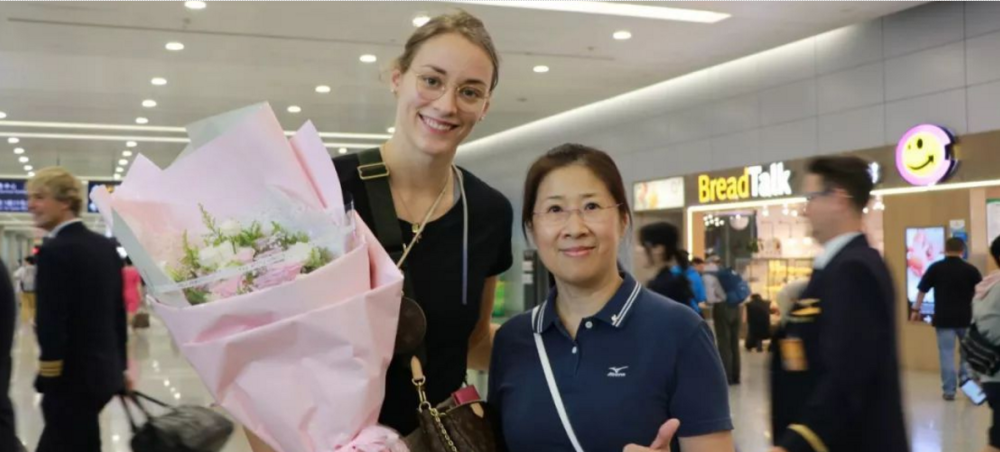 美国女排队长上海报到同行父亲被误会为男友与老友朱婷再争高下