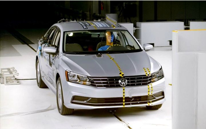 大众帕萨特a柱变形,销量却一往无前,碰撞测试还有意义吗