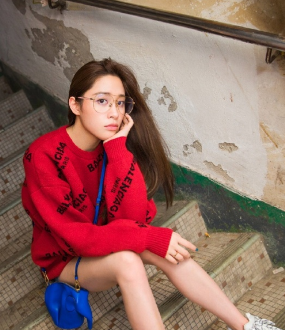 欧阳妮妮为证明腿细长,故意在楼梯拍照,这"腿围"瘦得过于真实