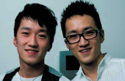 这两位小演员的扮演者叫刘大毛,刘二毛.