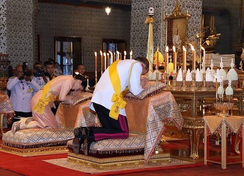 41岁泰国王后和40岁"继女"亮相!同穿裹身裙比美,气质难分高下