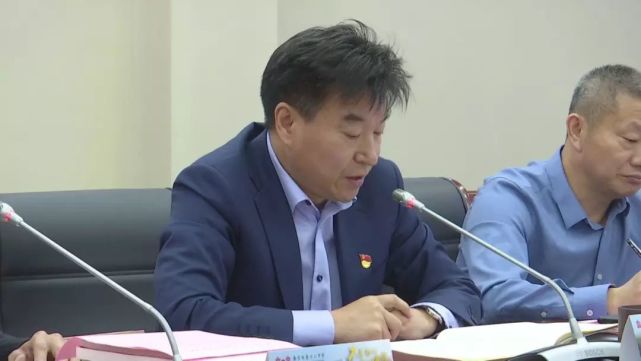 会议期间,校党委书记王吉群带领全体党员同志再次重温了入党誓词,希望