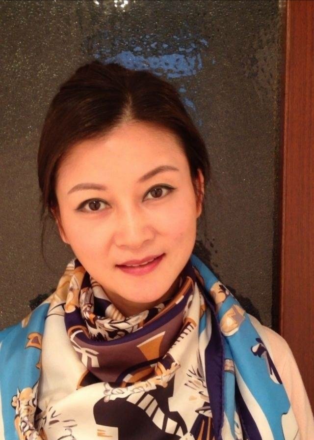 她是《妈妈的吻》演唱者,15岁时红遍中国,如今年满50岁依然单身