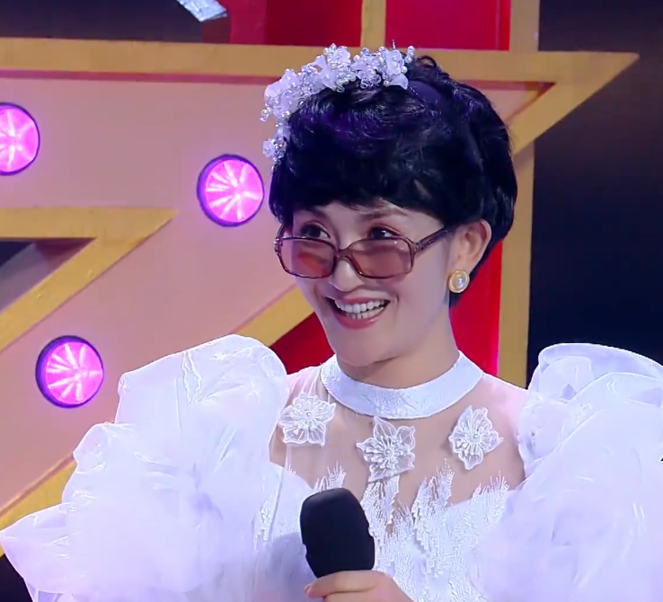 谢娜模仿李谷一演唱完后做出的举动看出她真实素质