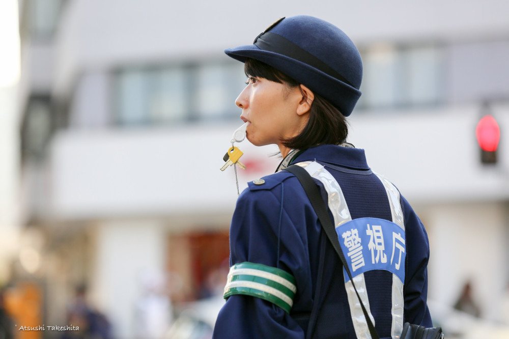 资料图:日本女警根据日媒报道,日本兵库县一名27岁的女巡查长竟利用