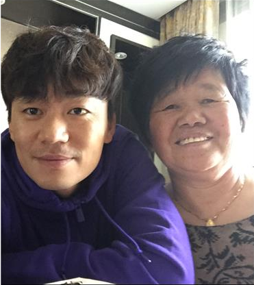 马蓉光鲜亮丽似有新欢王宝强老家捞金沧桑造型很像树先生