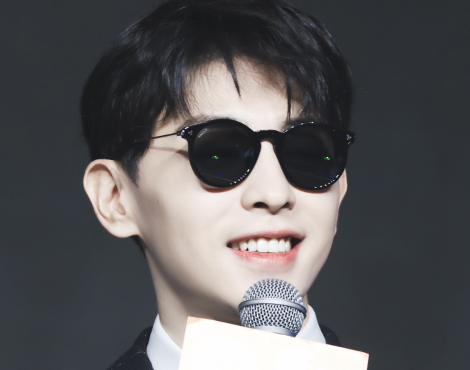 邓伦眼睛受伤也坚持与粉丝合影,看到墨镜后的伤口,粉丝都泪目了