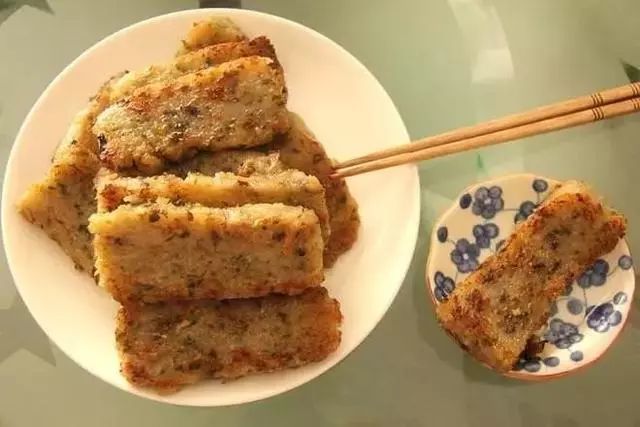 菜頭粿現代潮汕春餅的用料和製法:將面料製成的薄餅皮披開,放入用魚露