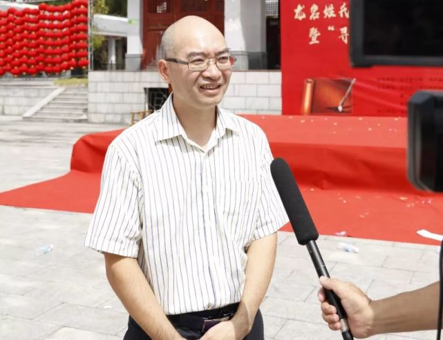 谱牒研究中心负责人钟国建先生午餐后,与会代表前往全国领先的专业