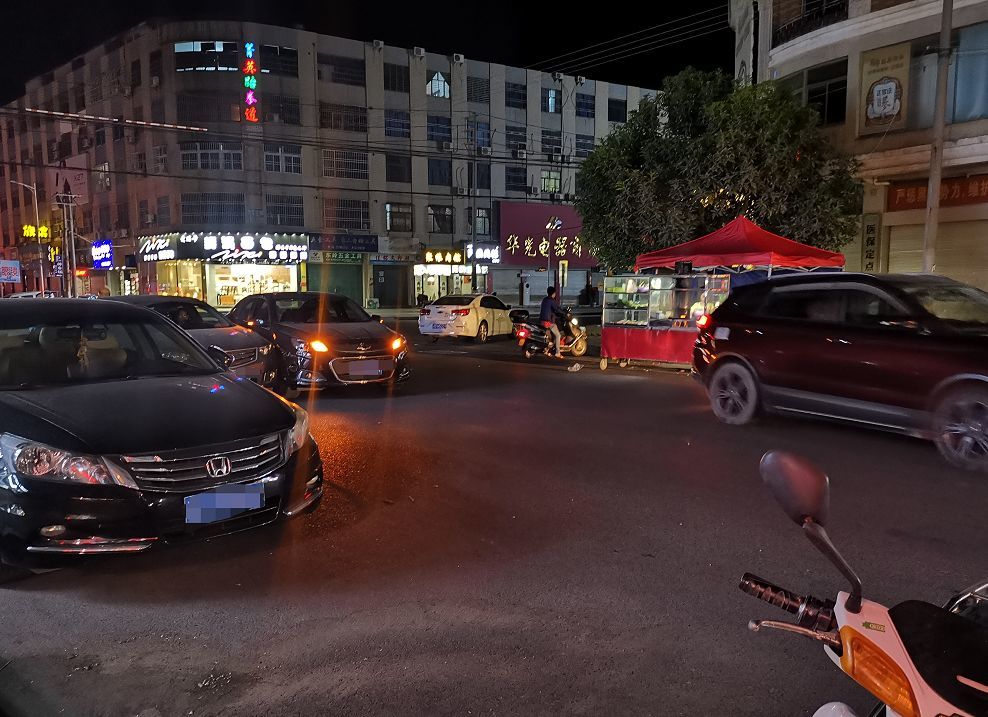 惠安东岭街发生一起交通事故,两车相剐蹭!