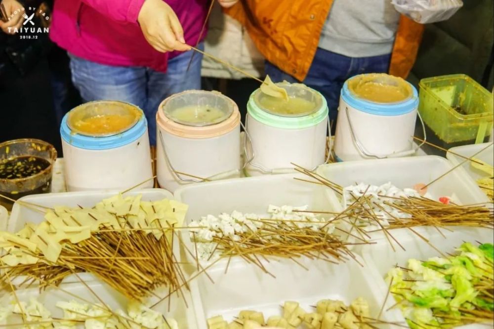不同种类的食材分门别类的摆在中间,酱料离顾客近沾串最初是从太原市