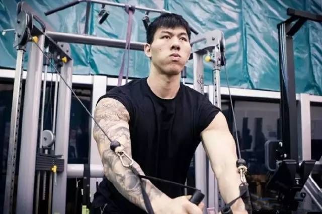 铁牛张鸿林身高只有2米05,但是,他的巅峰体重却达到惊人的300斤!