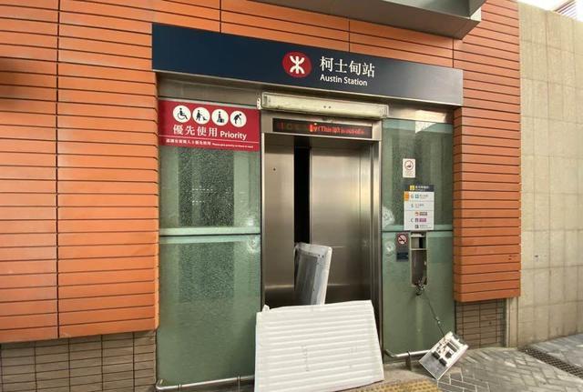 有暴徒在旺角,油麻地及柯士甸港铁站投掷汽油弹,用喷漆涂鸦及用硬物击