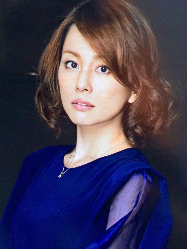 日剧最佳女主角米仓凉子,穿搭性感,优雅迷人