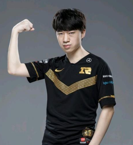 rng有钱买不到中单再度启用小虎!官方宣布小虎uzi和小明续约成功