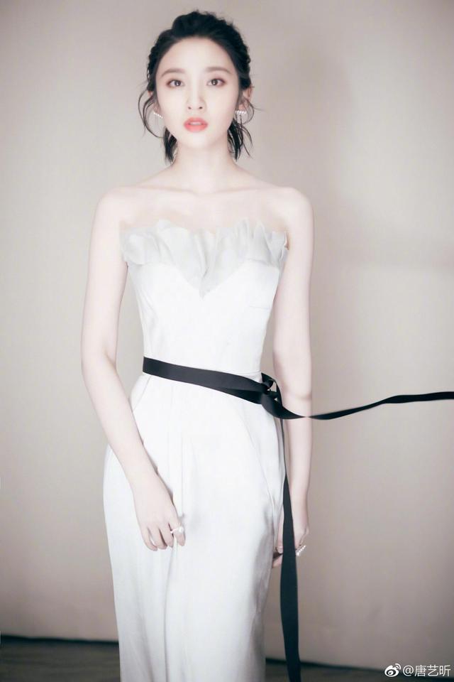 唐艺昕的筷子腰超级有魅力,考虑学习一下如何锻炼同款纤细腰围?