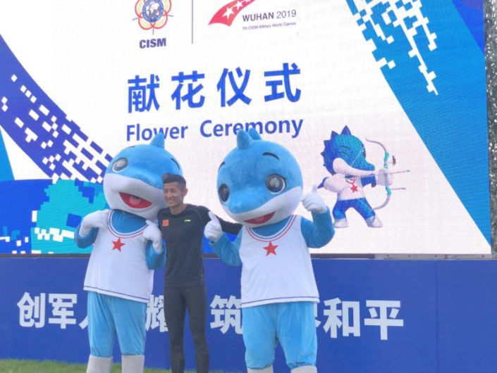 掉头套的吉祥物兵兵:我太难了,但很骄傲!