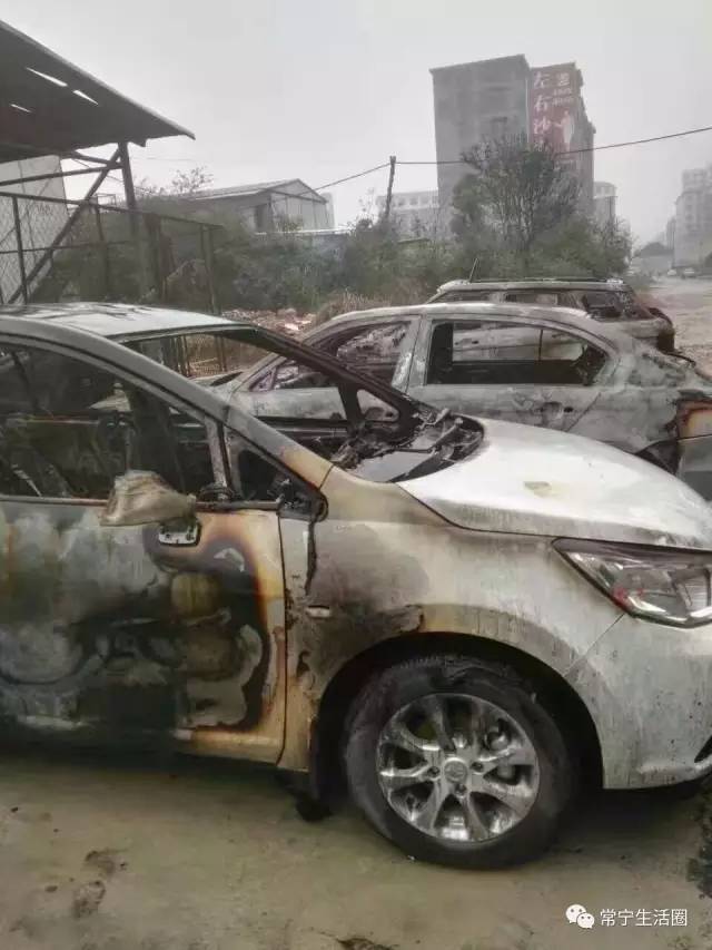 熊熊大火不仅把旁边工地的活动板房烧毁一大片,同时烧毁了3台轿车(一