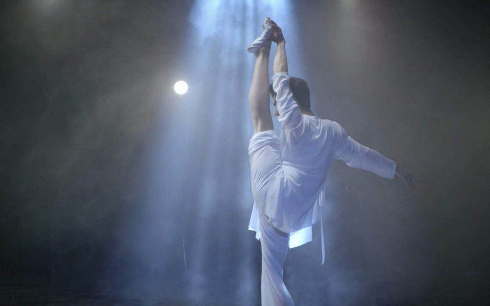 杨洋跳舞照片被曝光,平地将腿抬出一字马,网友:你的柔韧性有多强!