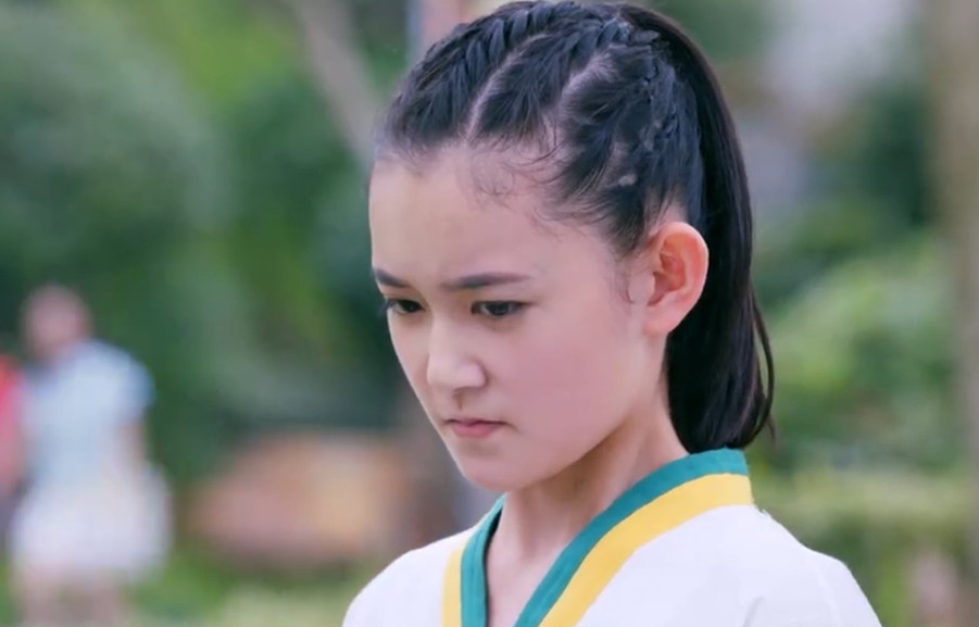 还记得《旋风少女》金敏珠吗?今化浓妆,烫卷发,美得像是位公主