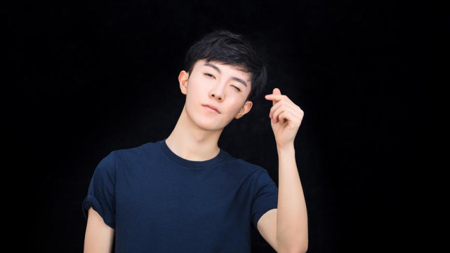 《变形计》节目中的陈新颖,当时和丽姐逗笑很多人,如今节目结束越来越