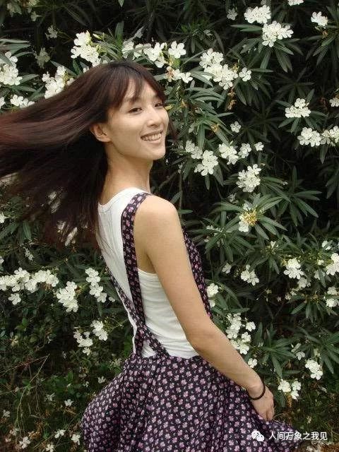 被誉为"上海戏剧学院十大美女校花"之一,她是清纯的知性美女