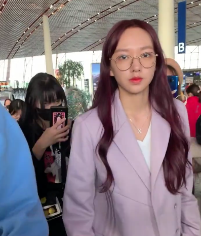 都说程潇不敢掀刘海,当她头油梳偏分那一刻,发际线真相了