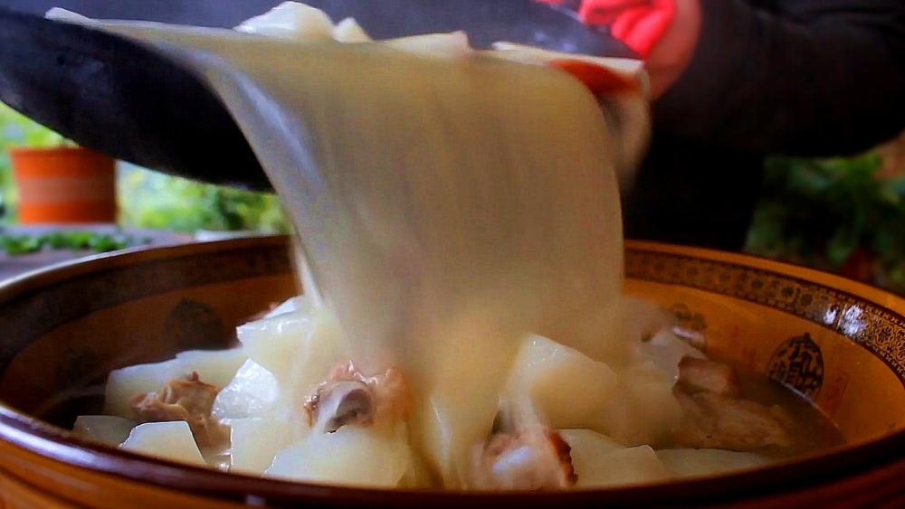 大厨教你排骨萝卜汤的家常做法 滋补又营养 麻辣蘸水才是亮点 腾讯新闻