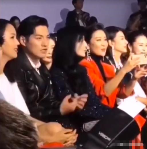 低头不好意思,范冰冰一脸低沉不自然的笑