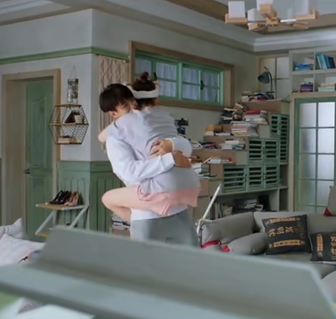 戚薇叉腿跳在金瀚身上,有谁注意他手放的位置:承铉欧巴,冷静啊!